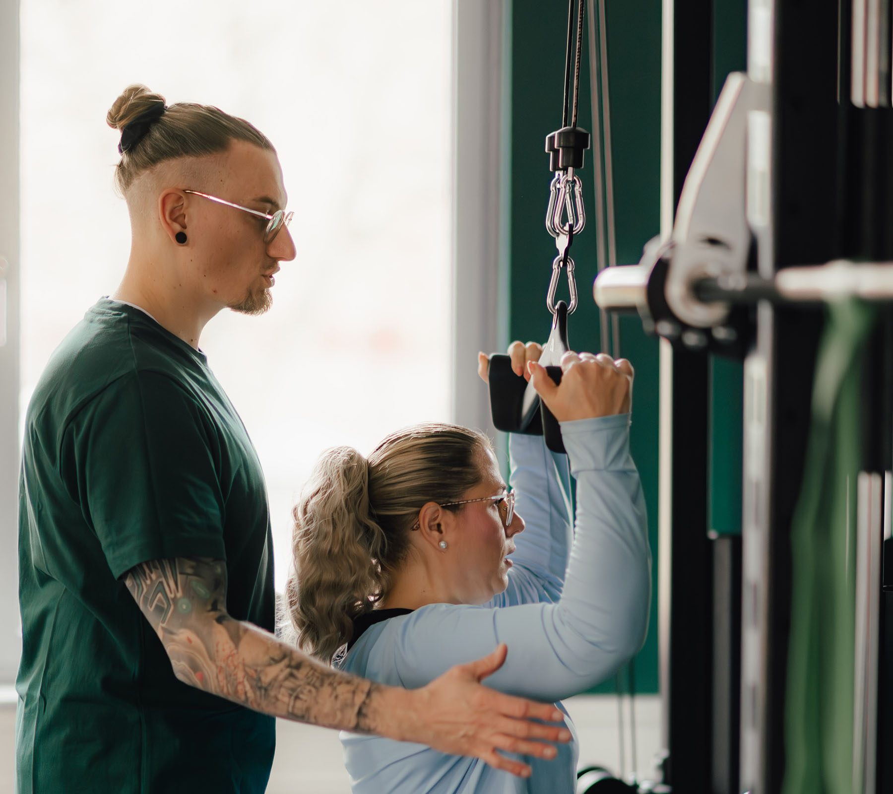 Personal Trainer korrigiert Übung im KRAFTKERN Studio Hamburg