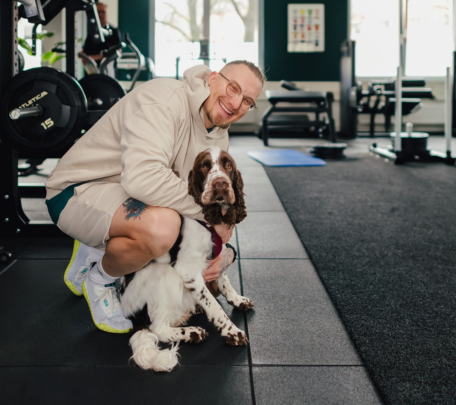 Trainer mit Hund auf der Trainingsfläche im KRAFTKERN Studio Hamburg-Barmbek