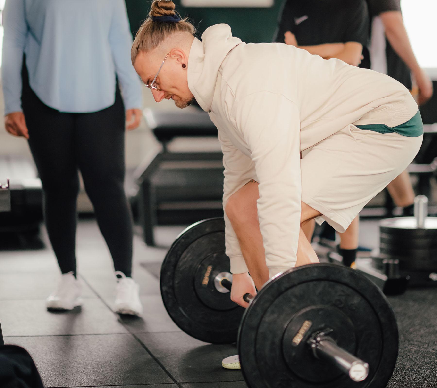 Langhanteltraining unter Anleitung im KRAFTKERN Studio Hamburg