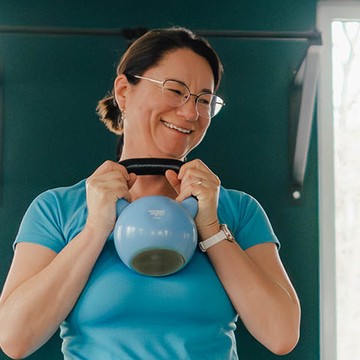Personal Training Hamburg – Kundin beim Kettlebell-Training bei KRAFTKERN