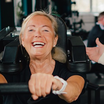 Personal Training Hamburg – Kundin über 70 beim Krafttraining bei KRAFTKERN